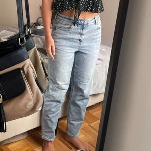 AE straight mom jean size 10